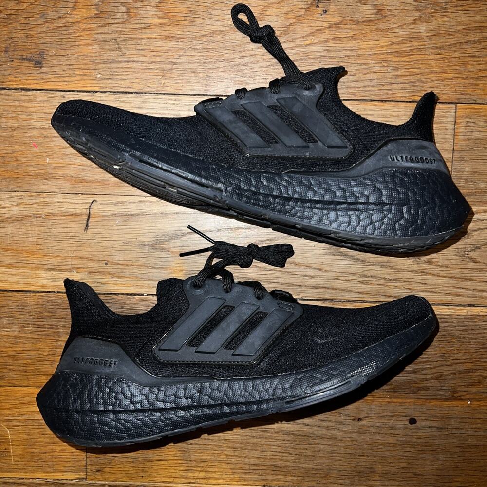 Adidas UltraBoost 22 Triple Black Women Size 9.5/Men 8.5 run.train.marathon.YZY